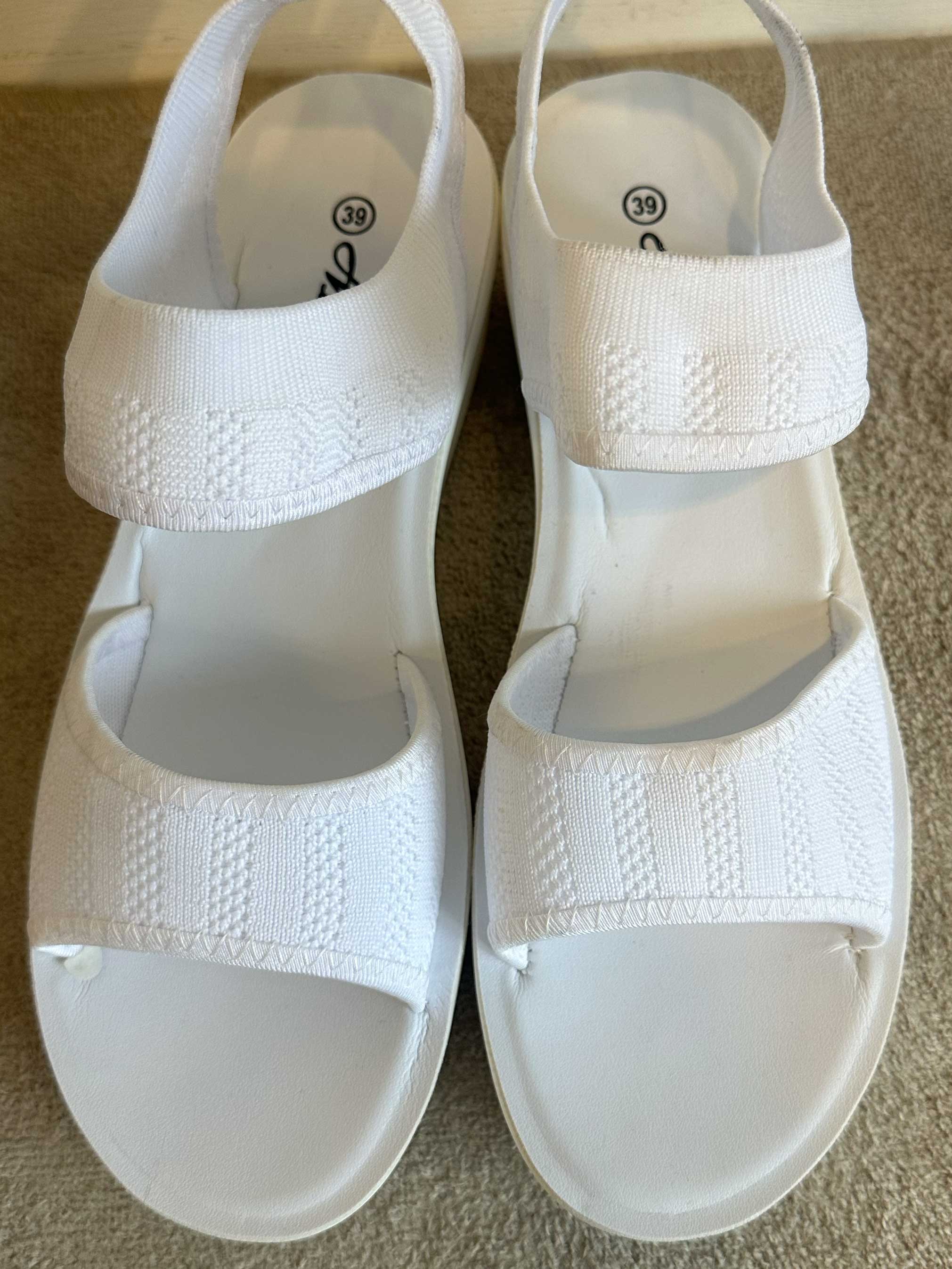 Jolina - Mjuka sandaler med liten klack och stretchrem